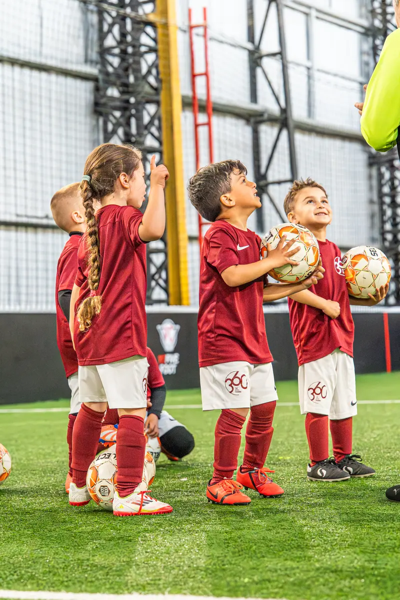 Jeunes joueurs 360FT avec leurs ballons avant l'entraînement